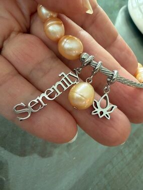 honora PEARL BRACELET, STRETCHY, WITH A HANGING charm “serenity”